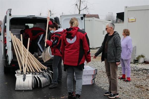 Podrška stradalima u potresu: Krenula podjela grijalica i lopata za snijeg